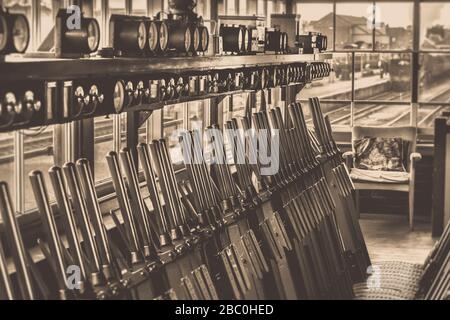 Vue en sépia des leviers et de l'équipement à l'intérieur de la boîte de signalisation d'époque, station Kidderminster, Severn Valley Railway UK. Heritage Railway Royaume-Uni. Banque D'Images