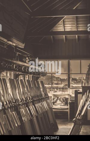 Vue sépia des leviers et de l'équipement à l'intérieur de la boîte à signaux vintage, de la gare Kidderminster, de la ligne du patrimoine ferroviaire de Severn Valley, Royaume-Uni. Banque D'Images