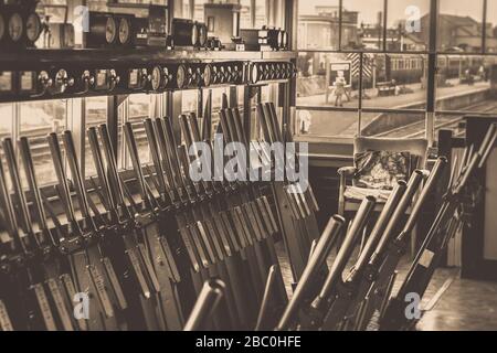 Photographie sépia de l'intérieur de la boîte de signalisation ferroviaire d'époque, gare de Kidderminster, ligne du patrimoine de Severn Valley Railway, Royaume-Uni. Banque D'Images