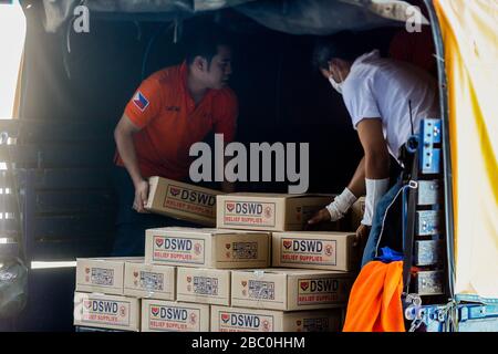 Pasay City. 2 avril 2020. Les volontaires portant des masques de protection chargent des boîtes de produits de secours sur un camion dans un entrepôt gouvernemental de Pasay City, aux Philippines, le 2 avril 2020. Les Philippines ont demandé jeudi à tous ceux qui vivent dans des zones de quarantaine communautaire améliorée de porter des masques de visage ou d'autres formes d'équipement de protection lorsqu'ils quittent leur maison pour ralentir la propagation de COVID-19. Crédit: Xinhua/Alay Live News Banque D'Images