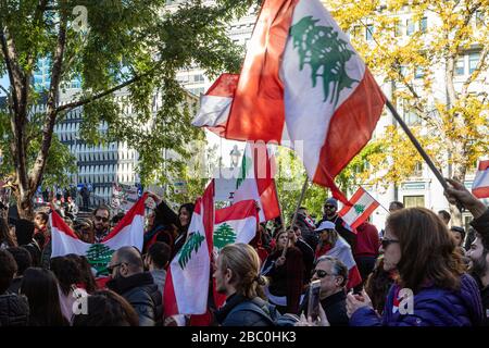 DES CENTAINES DE CANADIENS FRANÇAIS D'ORIGINE LIBANAISE QUI MANIFESTENT POUR EXIGER LA DÉMISSION DU GOUVERNEMENT LIBANAIS, LA PLACE DORCHESTER, MONTRÉAL, QUÉBEC, CANADA Banque D'Images