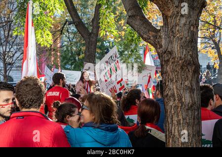 DES CENTAINES DE CANADIENS FRANÇAIS D'ORIGINE LIBANAISE QUI MANIFESTENT POUR EXIGER LA DÉMISSION DU GOUVERNEMENT LIBANAIS, LA PLACE DORCHESTER, MONTRÉAL, QUÉBEC, CANADA Banque D'Images