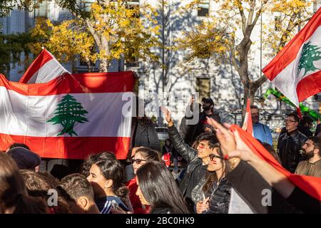 DES CENTAINES DE CANADIENS FRANÇAIS D'ORIGINE LIBANAISE QUI MANIFESTENT POUR EXIGER LA DÉMISSION DU GOUVERNEMENT LIBANAIS, LA PLACE DORCHESTER, MONTRÉAL, QUÉBEC, CANADA Banque D'Images