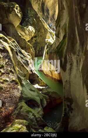 Spectaculaire Gorges du Pont-du-Diable , un karst situé le long de la Dranse de Morzine, massif du Chablais en Haute-Savoie, région des Portes du soleil, France Banque D'Images