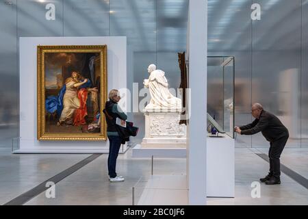 PEINTURE DE SAINT MARY MAGDALENE RENONÇANT AUX VANITÉS DE CHARLES LE BRUN, MARBRE DE JACQUES SARAZIN (1592-1660), MONUMENT CARDINAL PIERRE DE BERULLE, VISITEURS À LA GALERIE DU TEMPS, MUSÉE DU LOUVRE, LENTILLE, PAS-DE-CALAIS, FRANCE Banque D'Images