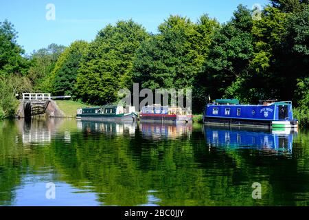 Des bateaux à Narrowboats qui attendent à une écluse sur le canal Kennet et Avon près de Devizes, Wiltshire, Royaume-Uni Banque D'Images