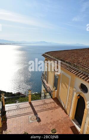 Vue panoramique sur la mer depuis Raito, un village de la côte amalfitaine en Italie Banque D'Images