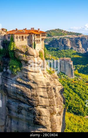 Grèce. Journée ensoleillée d'été à Meteora. Deux monastères sur de hautes falaises Banque D'Images