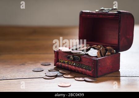 Pile de pièces US dans la petite poitrine en bois sur la table Banque D'Images