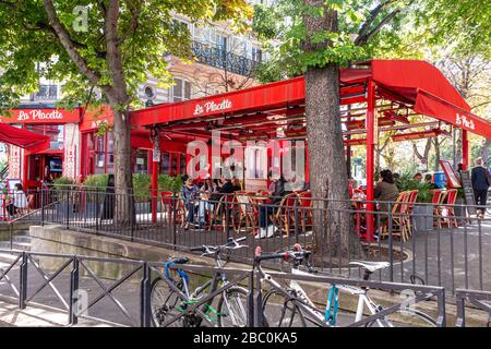 TERRASSE DU RESTAURANT LA PLACETTE, RUE DE MONTENOTTE, AVENUE MAC-MAHON, PARIS, FRANCE Banque D'Images