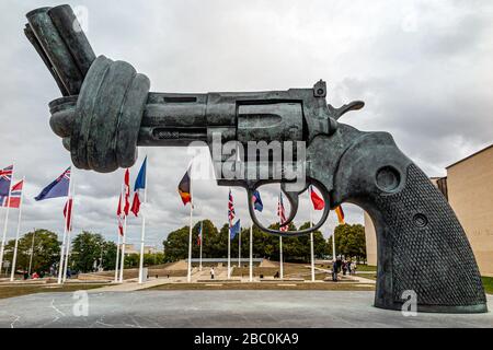 "NON VIOLENCE", REVOLVER AVEC UN CANON NOUÉ, RÉPLIQUE DE LA SCULPTURE FAITE PAR L'ARTISTE SUÉDOIS CARL FREDRIK REUTERSWARD À LA SUITE DU MEURTRE DE SON AMI JOHN LENNON, MÉMORIAL DE CAEN, CALVADOS (14), FRANCE Banque D'Images