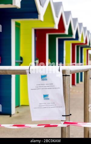 Les huttes de plage de Barry Island sont enregistrées et un avis du conseil interdit l'accès pendant les crises de Covid-19. Banque D'Images