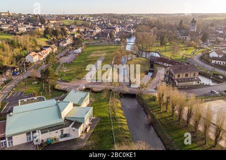 VUE AÉRIENNE DE LA VILLE DE RUGLES, (27) EURE, HAUTE-NORMANDIE, NORMANDIE, FRANCE Banque D'Images