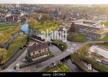 VUE AÉRIENNE DE LA VILLE DE RUGLES, (27) EURE, HAUTE-NORMANDIE, NORMANDIE, FRANCE Banque D'Images