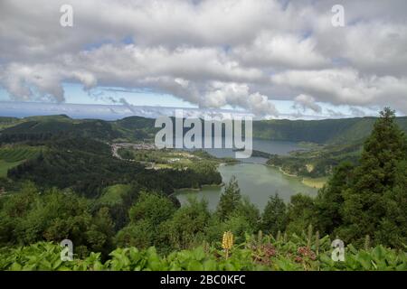 Une vue imprenable sur le Lagoa Verde et Lagoa Azul près de Sete Cidades sur l'île de São Miguel aux Açores, Portugal. Banque D'Images