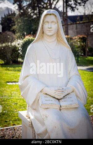 STATUE DE SAINTE-THÉRÈSE DE L'ENFANT JÉSUS (1873-1897) CANONISÉ EN 1925, SAINTE-THÉRÈSE HERMITAGEE, LISIEUX, PAYE D'AUGE, CALVADOS, NORMANDIE, FRANCE Banque D'Images