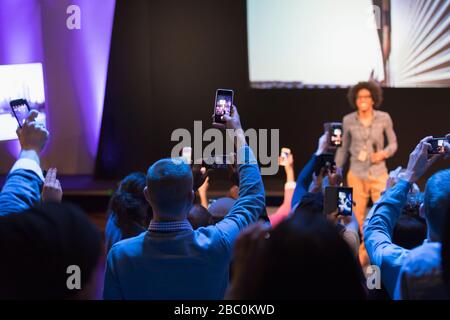 Membres du public avec haut-parleur vidéo sur les smartphones en scène lors de la conférence Banque D'Images