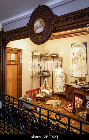 OBJETS FAMILIAUX ET JOUETS POUR ENFANTS, MAISON BUISSONNETS OÙ THÉRÈSE MARTIN A PASSÉ SON ENFANCE, SAINTE-THÉRÈSE DE L'ENFANT JÉSUS (1873-1897) CANONISÉ EN 1925, LISIEUX, PAIE D'AUGE, CALVADOS, NORMANDIE, FRANCE Banque D'Images