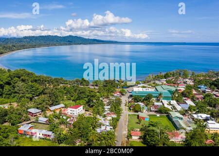 Vue aérienne face à Playa Negra et la ville côtière sud des Caraïbes de Puerto Viejo de Talamanca dans la province de Limón, Costa Rica. Banque D'Images