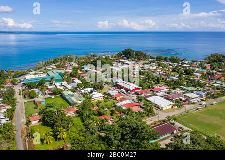 Vue aérienne face à Playa Negra et la ville côtière sud des Caraïbes de Puerto Viejo de Talamanca dans la province de Limón, Costa Rica. Banque D'Images