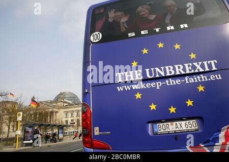 Coach avec anti-Brexit de marque de la campagne "garder la foi" groupe, garée à côté du Reichstag, Berlin, Allemagne. Banque D'Images