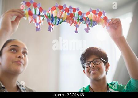 Les étudiants qui examinent le modèle d'ADN en laboratoire de classe Banque D'Images