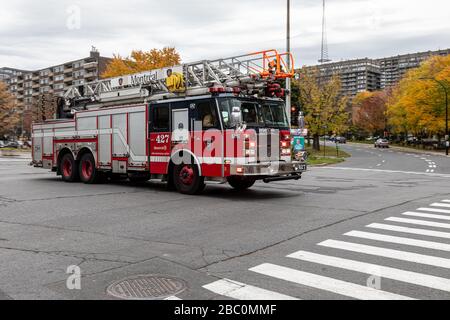 CAMION DE POMPIERS EN DIRECTION D'UNE URGENCE, QUARTIER DE LA CÔTE DES NEIGES, MONTRÉAL, QUÉBEC, CANADA Banque D'Images