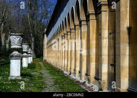 Urne de fleurs en béton et arches géométriques du spa thermal, à Ornolac, Ussat les bains, Ariège, Pyrénées françaises, France Banque D'Images