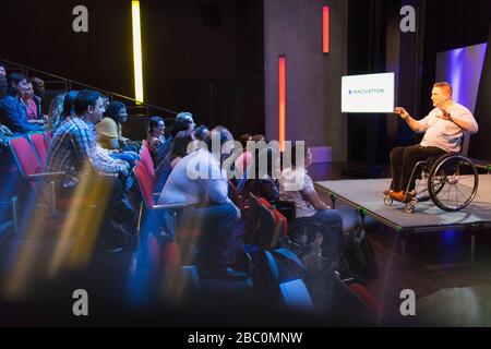 Écoute attentive des femmes enceintes en fauteuil roulant sur scène Banque D'Images