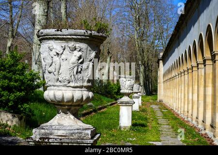 Urne de fleurs en béton et arches géométriques du spa thermal, à Ornolac, Ussat les bains, Ariège, Pyrénées françaises, France Banque D'Images