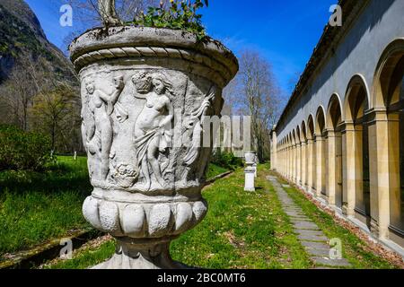 Urne de fleurs en béton et arches géométriques du spa thermal, à Ornolac, Ussat les bains, Ariège, Pyrénées françaises, France Banque D'Images