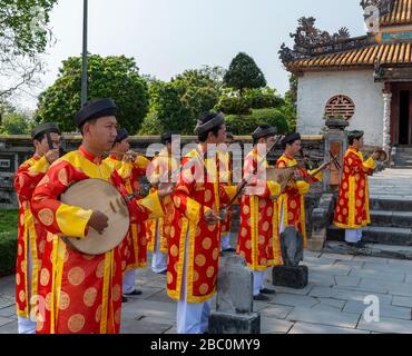 Musiciens jouant des instruments de musique vietnamiens traditionnels dans la cour intérieure de la Pagode Thien Mu - Hue , Vietnam, Asie du Sud-est Banque D'Images