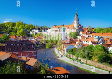 Vue panoramique panoramique sur le centre historique de Cesky Krumlov avec son célèbre château et sa magnifique rivière Vltava, la Bohême, la République tchèque Banque D'Images