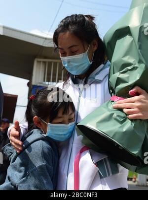 Cangzhou, la province chinoise de Hebei. 2 avril 2020. Le du Xiangxiang, une travailleuse médicale qui soutient la province de Hubei, atteinte de virus, a ruché sa fille de 8 ans Hao Zichen lors de son retour chez elle dans le comté de Yanshan, dans la ville de Cangzhou, dans la province de Hebei en Chine du nord, le 2 avril 2020. Les membres du cinquième lot d'équipes d'assistance médicale de la province de Heibei sont retournés chez eux après 14 jours de quarantaine. Crédit: Fu Xinchun/Xinhua/Alay Live News Banque D'Images