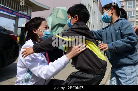 Cangzhou, la province chinoise de Hebei. 2 avril 2020. Le du Xiangxiang, une travailleuse médicale qui soutient la province de Hubei atteinte de virus, déchine son fils de 6 ans Hao Yibo et sa fille de 8 ans Hao Zichen lors de son retour à la maison dans le comté de Yanshan à Cangzhou, dans la province de Hebei en Chine du nord, le 2 avril 2020. Les membres du cinquième lot d'équipes d'assistance médicale de la province de Heibei sont retournés chez eux après 14 jours de quarantaine. Crédit: Fu Xinchun/Xinhua/Alay Live News Banque D'Images