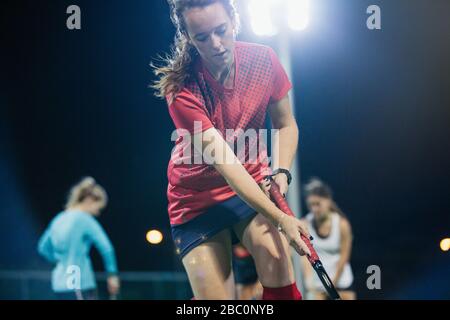 Joueur de hockey sur gazon féminin concentré pratiquant Banque D'Images