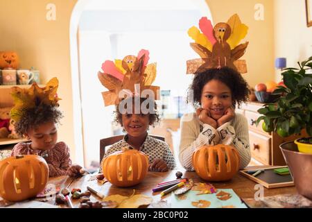 Portrait mignon frère et sœurs faisant des métiers d'automne à la table Banque D'Images