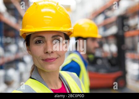 Portrait professionnel confiant dans l'entrepôt Banque D'Images