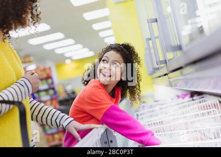 Mère et fille magasiner des aliments congelés dans le supermarché Banque D'Images