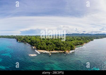 Vue aérienne de la côte des Caraïbes de la réserve naturelle de Gandoca Manzanillo dans la province de Limón, dans l'est du Costa Rica. Banque D'Images