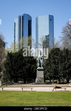 Francfort-sur-le-Main, Hesse, Allemagne - Deutsche Bank, devant une statue de Schiller dans le parc. Francfort-sur-le-Main, Hessen, Deutschland - Deutsche Bank, vorne Banque D'Images