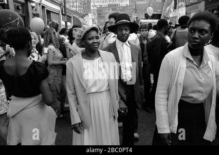 Windrush génération noir couple senior britannique dans la foule au Carnaval de Notting Hill 1981 Londres multiracial Angleterre des années 190 Royaume-Uni HOMER SYKES Banque D'Images