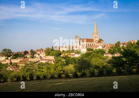 Ville historique d'Autun avec la célèbre cathédrale Saint-Lazare d'Autun, Saône-et-Loire, Bourgogne, France Banque D'Images