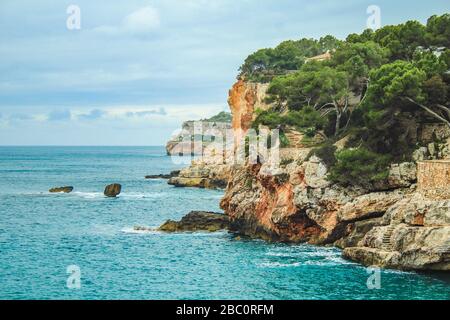 Cala Santanyi - beau paysage avec maisons sur les falaises de Santanyi, Majorque, Espagne Banque D'Images