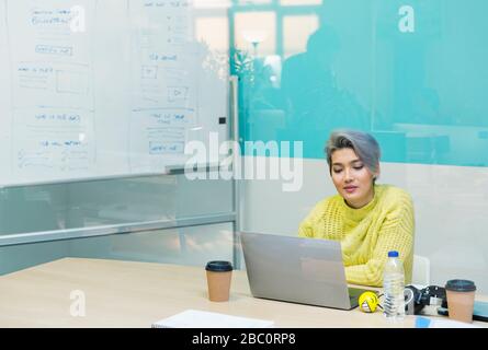 Businesswoman working at desk in office Banque D'Images
