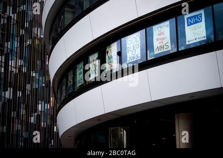 Des affiches à l'appui du NHS dans les fenêtres d'un collège en face de l'hôpital St Thomas à Londres alors que le Royaume-Uni continue de se verrouiller pour aider à freiner la propagation du coronavirus. Banque D'Images