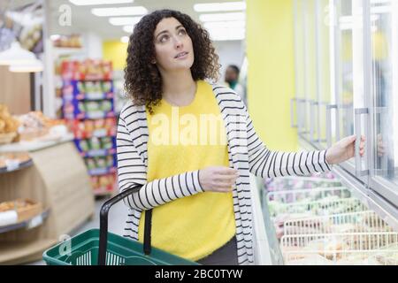 Femme faisant du shopping dans un supermarché Banque D'Images