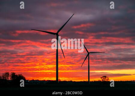 Ciel aux couleurs vives en début de matinée au parc éolien avec éoliennes, photo prise à l'Ommerkanaal Banque D'Images