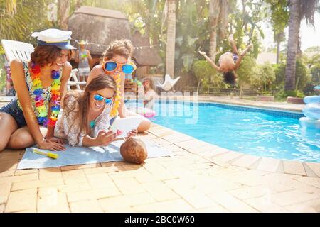 Femme ? L'aide De La Tablette Dans La Piscine Photo stock - Image