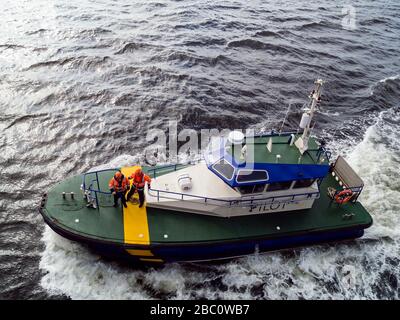 Ships Pilot et crewman se préparer à monter à bord d'un navire Du bateau-pilote ABP Scotia dans le Firth of Clyde, Écosse Banque D'Images